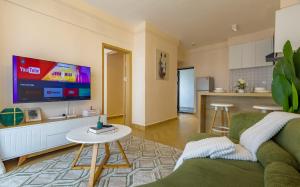 One bedroom Apartment Near the Airport Gym and Pool Available