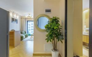 One bedroom Apartment Near the Airport Gym and Pool Available
