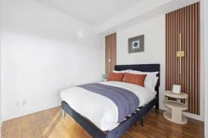 Executive Toronto Condo Balcony & City Views