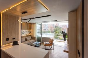 21st Floor Luxury Suite With Private Jacuzzi & Skyline View