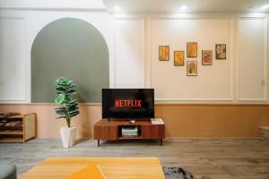 LoCoFullHouse3BR4Beds4WR Family Central D1