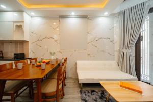 LoCoFullHouse3BR4Beds4WR Family Central D1