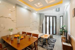LoCoFullHouse3BR4Beds4WR Family Central D1