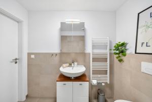 Balcony apt near airport w free parking