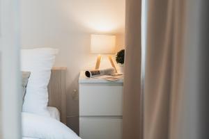 Balcony apt near airport w free parking