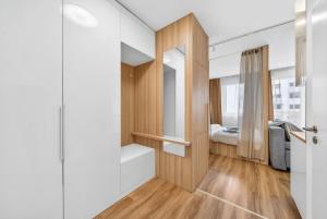 Balcony apt near airport w free parking
