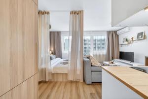 Balcony apt near airport w free parking