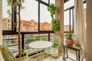 Spacious 2BR Balcony City Center Near Plaza
