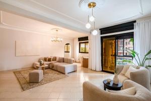 Spacious 2BR Balcony City Center Near Plaza