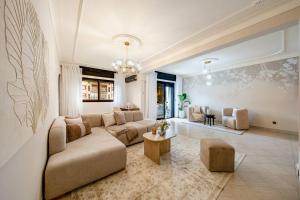 Spacious 2BR Balcony City Center Near Plaza