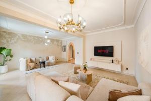 Spacious 2BR Balcony City Center Near Plaza
