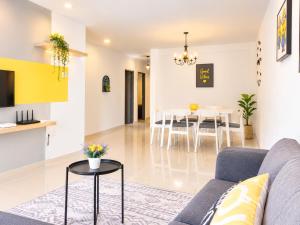 6 Superb PoolView Waterpark Manhattan Homestay Ipoh