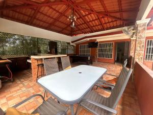 Aventura y paz en casa con piscina y billar en Orotina