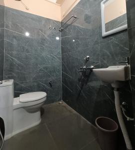 Advika Homestay 2BHK AC with Kitchen, Balcony & Terrace