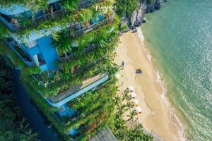 Beachfront Paradise with Ocean & Mountain Views - Cat Ba Resort