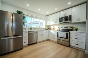 Bright Modern Home - Central NW Calgary