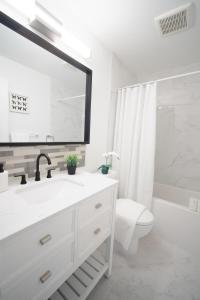Bright Modern Home - Central NW Calgary