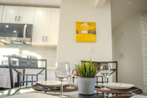 Bright Modern Home - Central NW Calgary