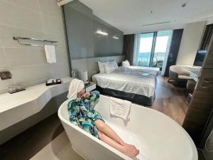 Premier ocean view Flamingo Cat Ba