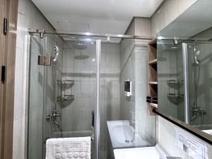 L CONDOTEL Apartment Near Okada Casino PITX MOA with Pool