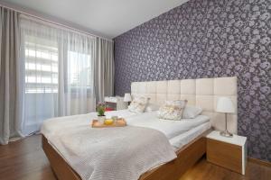 Spacious Apartment with a Large Balcony with Workspace and Parking by Noclegi Renters
