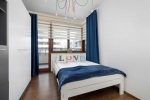 Spacious Apartment with a Large Balcony with Workspace and Parking by Noclegi Renters
