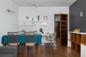 Spacious Apartment with a Large Balcony with Workspace and Parking by Noclegi Renters