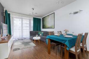 Spacious Apartment with a Large Balcony with Workspace and Parking by Noclegi Renters