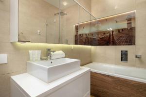 Spacious Apartment with a Large Balcony with Workspace and Parking by Noclegi Renters