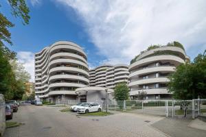 Spacious Apartment with a Large Balcony with Workspace and Parking by Noclegi Renters