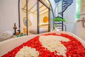 Villa with pool, BBQ & rooftop jungle views