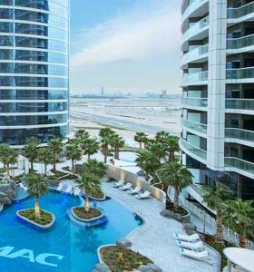 Stay Royal Holiday Homes - DAMAC Towers by Paramount, Business Bay - Near Burj Khalifa & Dubai Mall - 18th Floor Pool View - Dubai