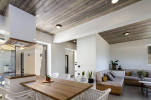 New Modern Villa Domus Myrtia with private pool & BBQ, 4km from nearest beach