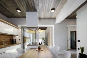New Modern Villa Domus Myrtia with private pool & BBQ, 4km from nearest beach