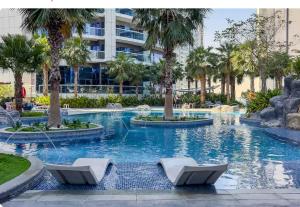 Stay Royal Holiday Homes - DAMAC Towers by Paramount, Business Bay - Near Burj Khalifa & Dubai Mall - 18th Floor Pool View - Dubai