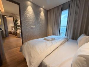 12A04 Skyline Luxury Royal 2BHK at MyDen, 3 Private Balconies, Beautiful City Views, Bright, Airy & Sunlit, 2 Ensuite Bedrooms, Premium Furnishings, Infinity Terrace Pool, Urbana Market, Cafes & Dining Just Downstairs