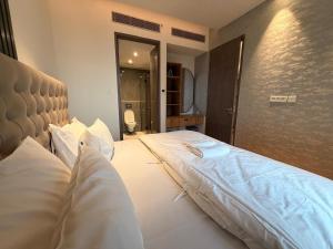 12A04 Skyline Luxury Royal 2BHK at MyDen, 3 Private Balconies, Beautiful City Views, Bright, Airy & Sunlit, 2 Ensuite Bedrooms, Premium Furnishings, Infinity Terrace Pool, Urbana Market, Cafes & Dining Just Downstairs