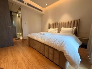 12A04 Skyline Luxury Royal 2BHK at MyDen, 3 Private Balconies, Beautiful City Views, Bright, Airy & Sunlit, 2 Ensuite Bedrooms, Premium Furnishings, Infinity Terrace Pool, Urbana Market, Cafes & Dining Just Downstairs