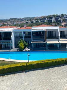850m to the sea, Detached House with Pool, Shopping Mall in Front
