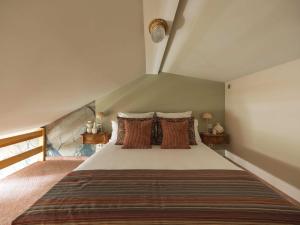 Vivia - Modern Mezzanine Loft - Old Town