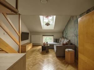 Vivia - Modern Mezzanine Loft - Old Town