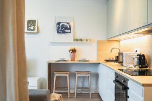 Balcony apt near airport w free parking