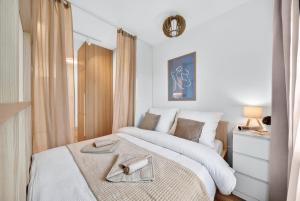 Balcony apt near airport w free parking
