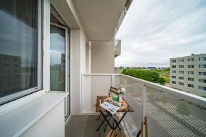 Balcony apt near airport w free parking