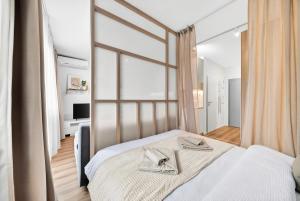 Balcony apt near airport w free parking