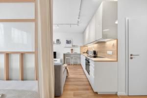 Balcony apt near airport w free parking