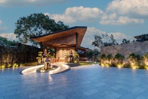 ELIVAAS Signature Forrest Timber Cottage With Private Pool, Sun Deck, Private Living Area & Landscaped Garden with Restaurant