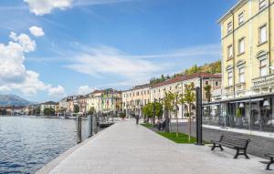 1 Bedroom Stunning Apartment In Salò