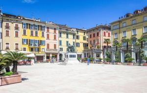 1 Bedroom Stunning Apartment In Salò
