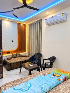 1Bhk AeroVibe Stay - Near Airport Rooftop Flights View